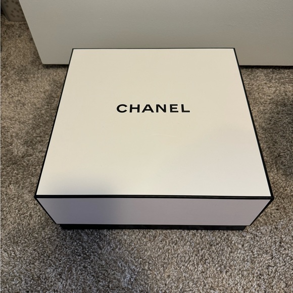 Limited Edition Chanel Set - Chanel N5 L’eau Factory 5 Mystery Box - Picture 2 of 8